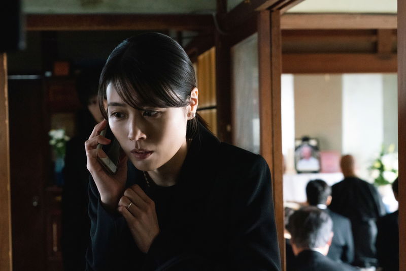 有村架純　子供を抱えながら金塊の入ったバッグを持つ姿　「マジカル・シークレット・ツアー」場面写真