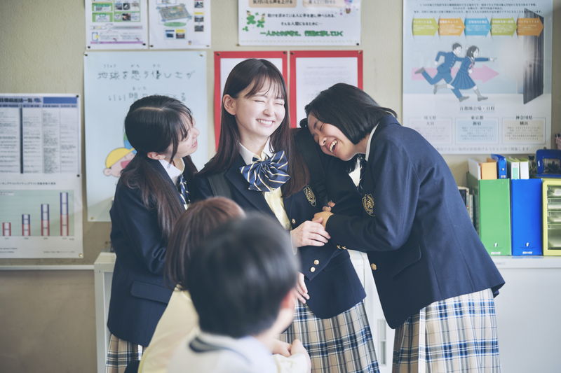 山田杏奈に自分の方を向かせられる長尾謙杜　自転車で一緒に通学する姿も　「恋に至る病」場面写真