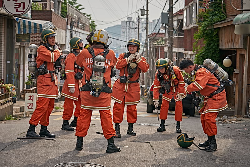 燃え盛る炎のなか、新人消防士と先輩消防士が火災現場で消火活動　「消防士　2001年、闘いの真実」本編映像
