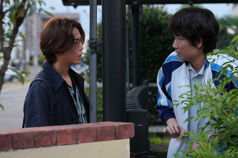綾野剛が語る作品への思い　柴咲コウ、亀梨和也は役者”綾野剛”を語る　「でっちあげ」特別映像