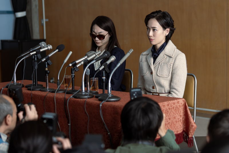 戸田恵梨香　一万円札に火をつけながら大胆な笑顔で人をあおる「女帝」に　「地獄に堕ちるわよ」場面写真