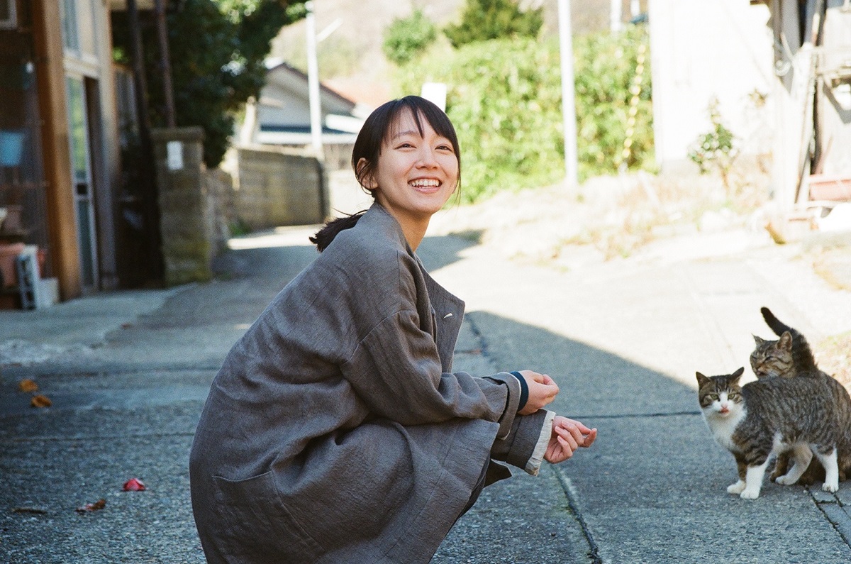 吉岡里帆　新境地を開いた映画撮影の合間に見せた癒やされ笑顔　「泣く子はいねぇが」オフショット公開