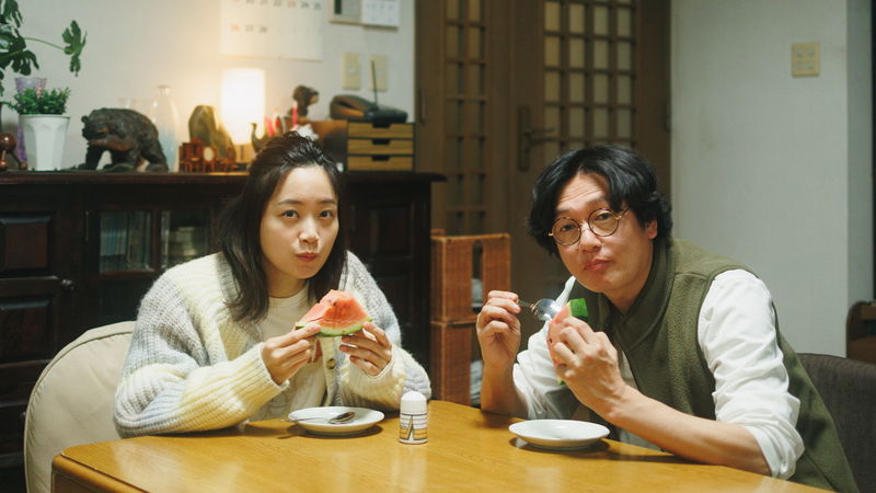 男女でスイカを食べるのは官能的？　”沼らせ男”と“フツーのおっさん“の違い　映画「つんドル」本編映像