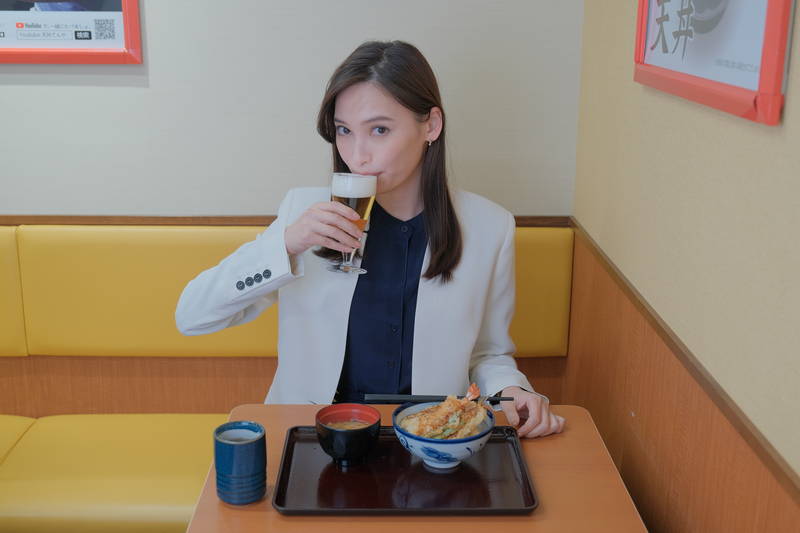 大政絢　「餃子の王将」「吉野家」「かつや」「スシロー」でひとり飲み　「ひとりで飲めるもん！」ドラマ化