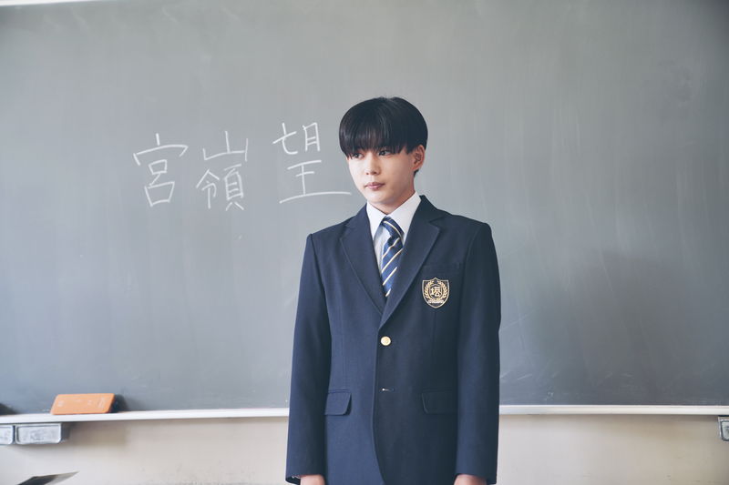 真弓孟之 学級委員としての落ち着いた姿 人を安心させる空気感 映画初出演「恋に至る病」場面写真