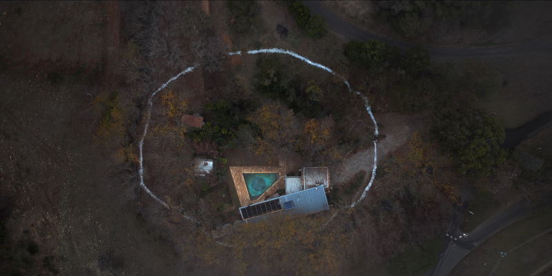 不気味な里親の切なる“願い”　兄妹に仕掛けられた “禁断の儀式”　「ブリング・ハー・バック」場面写真