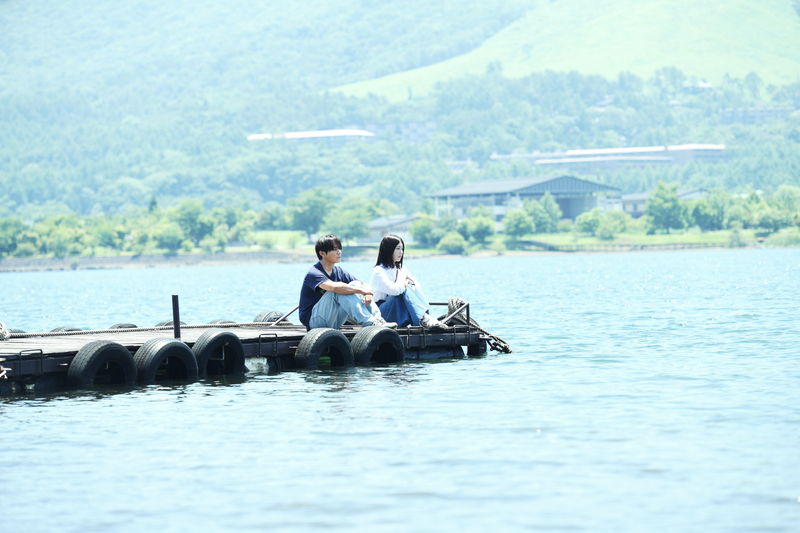 山田涼介＆浜辺美波　美しい湖畔で静かに腰掛ける姿　「サイレントラブ」場面写真