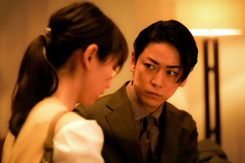 暗闇の中で力強くオノを振りかざす亀梨和也　「怪物の木こり」場面写真