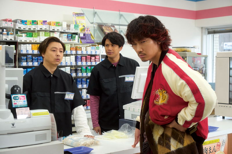 堂本剛　広い屋上でさまざま大きさや色の○（まる）を描く姿　「まる」場面写真