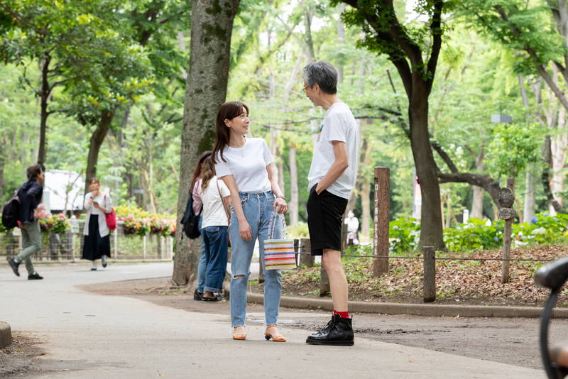 田中みな実　ウエディングドレスにピンクやグリーンのワンピース姿　「ずっと独身でいるつもり？」場面写真