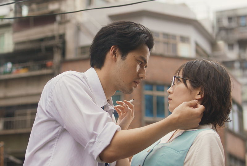 吉岡里帆と水上恒司の視線が交わる　恋の始まりの予感　「九龍ジェネリックロマンス」場面写真