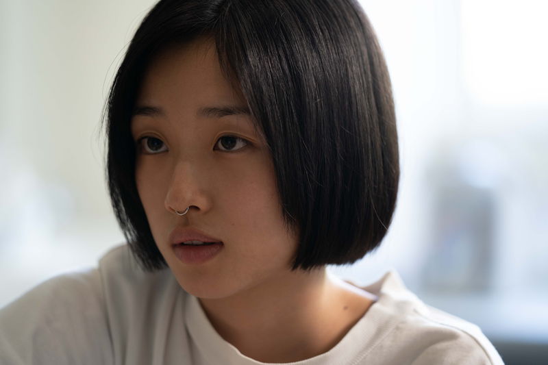 河合優実　笑顔に殺気立った姿　ハムをほおばる瞬間も　さまざまな表情見せる　「ナミビアの砂漠」場面写真