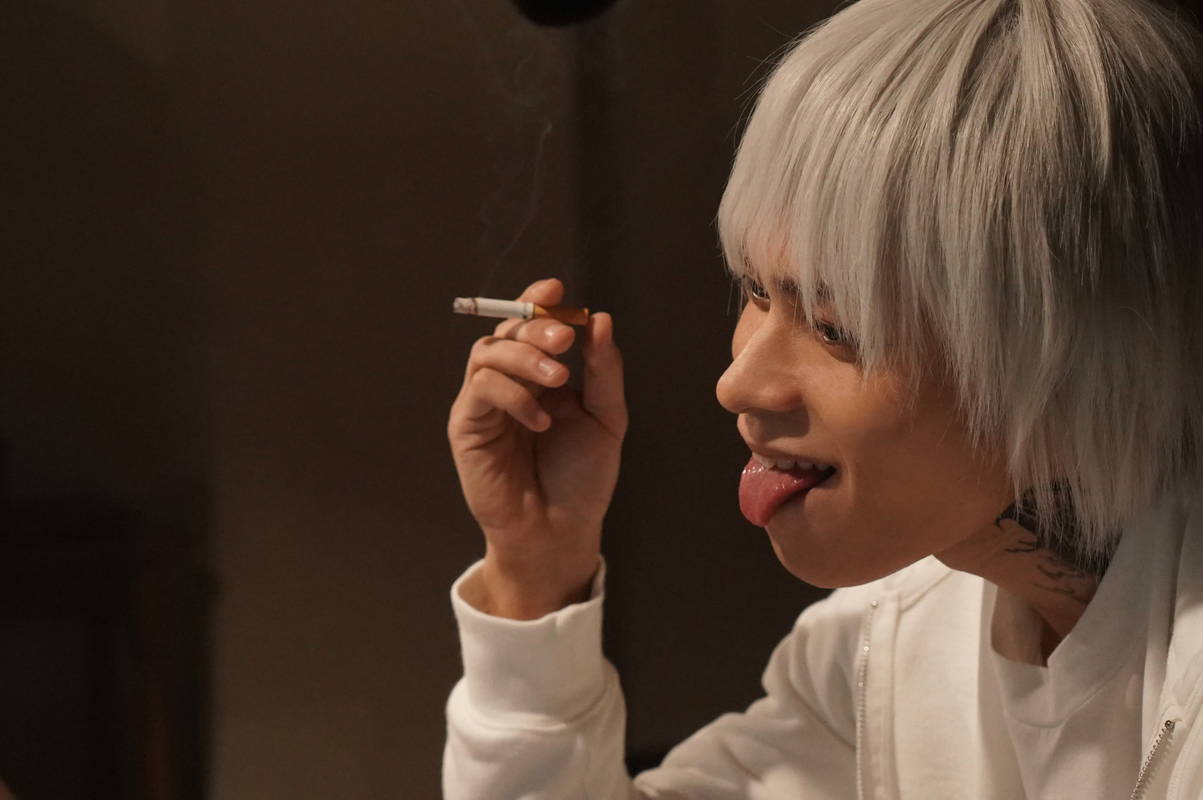 上田竜也、銀髪&タトゥー姿で舌ペロ 東山紀之に襲いかかる狂気の悪役に 「GAME OF SPY」