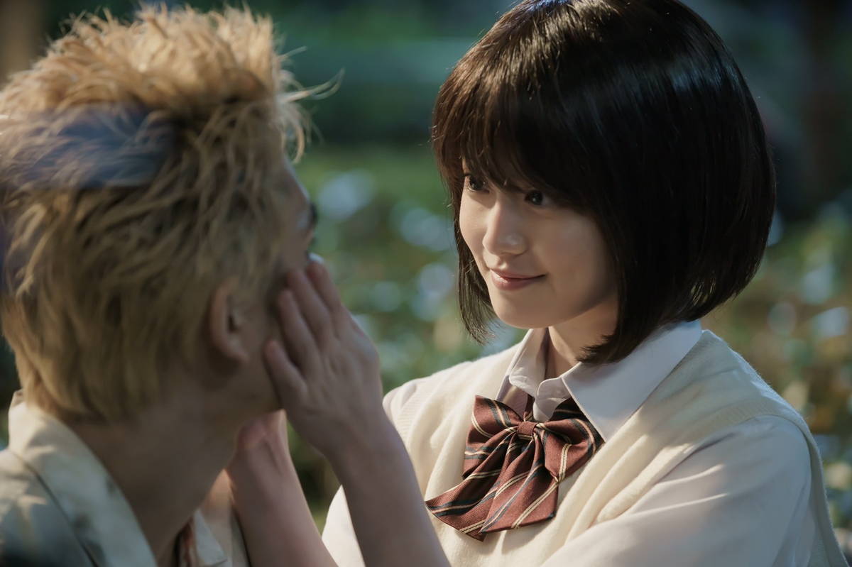 今田美桜が北村匠海の頬にそっと手 東京リベンジャーズ 場面写真公開 映画スクエア 今田美桜が北村匠海の頬にそっと手 東京リベンジャーズ 場面写真公開 映画スクエア
