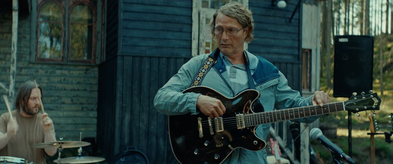 マッツ・ミケルセン　ビートルズ思わせる衣装　ジョン・レノンと思い込む男に　「さよなら、僕の英雄」特報