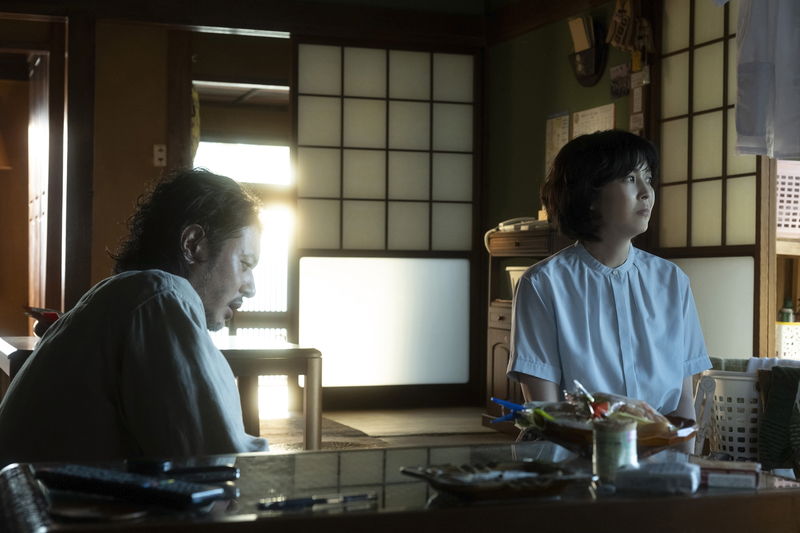 喪失感を抱くオダギリジョーと見切りをつけた松たか子が思いをぶつける様子　「夏の砂の上」場面写真