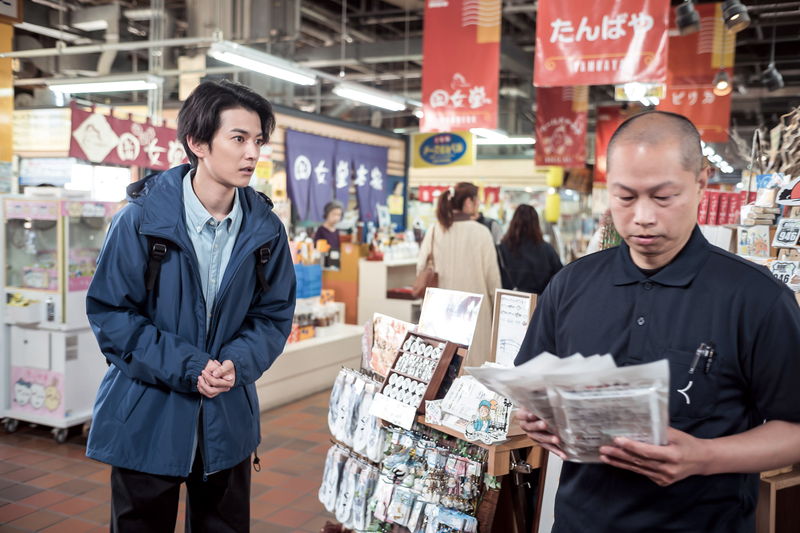 興奮気味に話す渡邊圭祐　「ザンギ～」と言いながら写真を撮る葵わかな　「2126年、海の星をさがして」特報