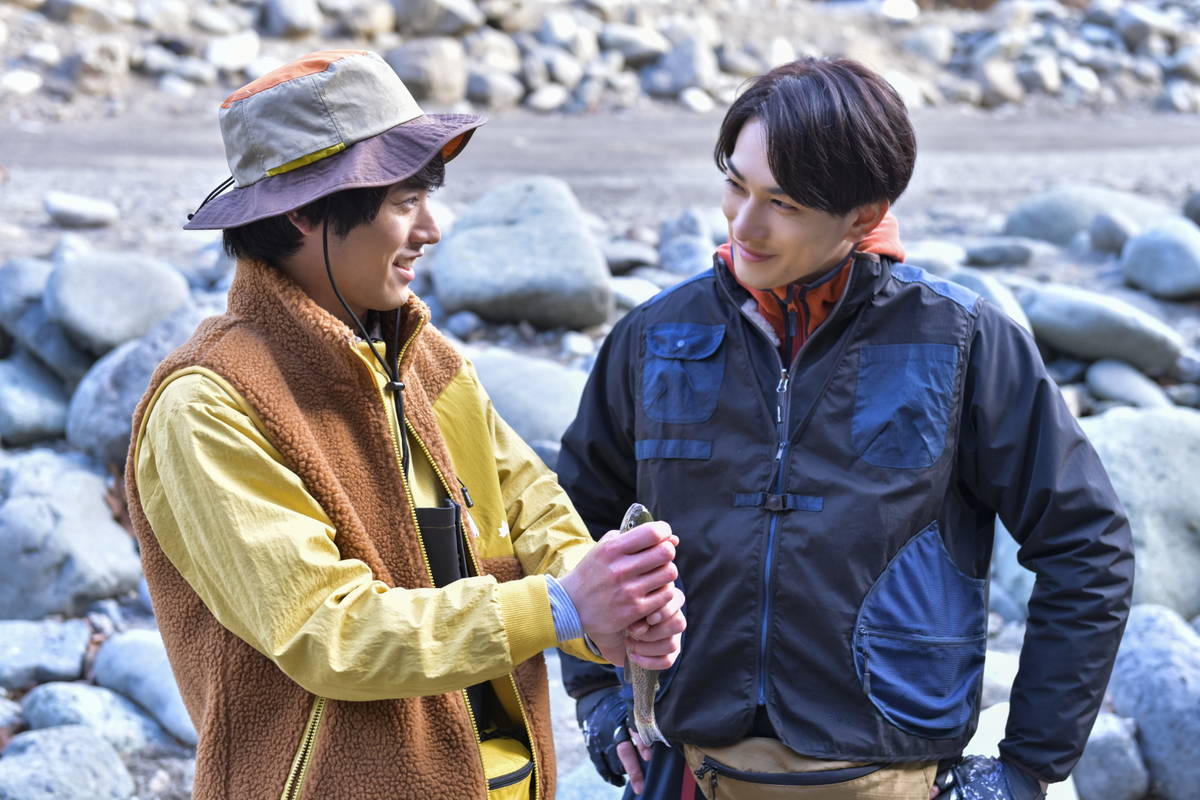 赤楚衛二＆町田啓太　恋が成就し幸せオーラ全開　一緒に食事、キャンプでつり　映画「チェリまほ」場面写真