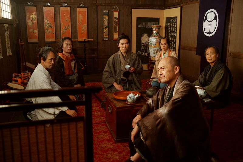 柄本佑が演じるあだ討ちの真相を追う田舎侍 渡辺謙の重く含みのある姿も 「木挽町のあだ討ち」場面写真