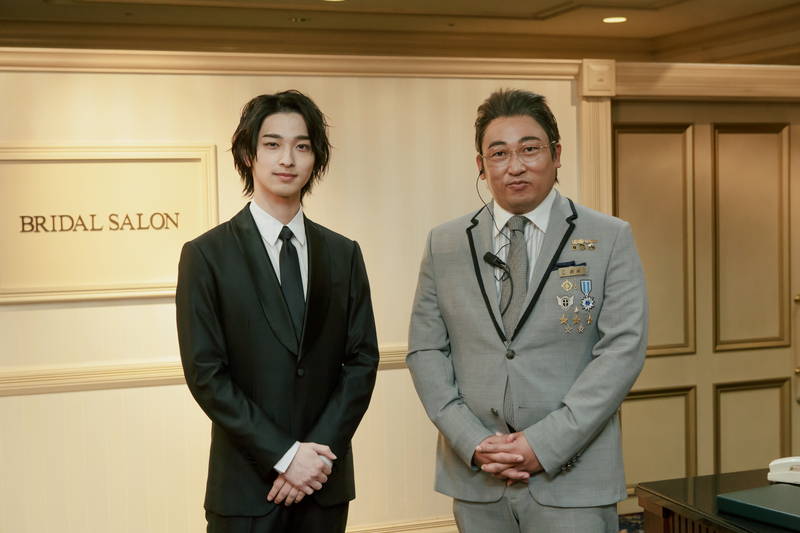 秋山竜次演じる”清純派女優”　永野芽郁とツーショット　「クリエイターズ・ファイル GOLD」場面写真
