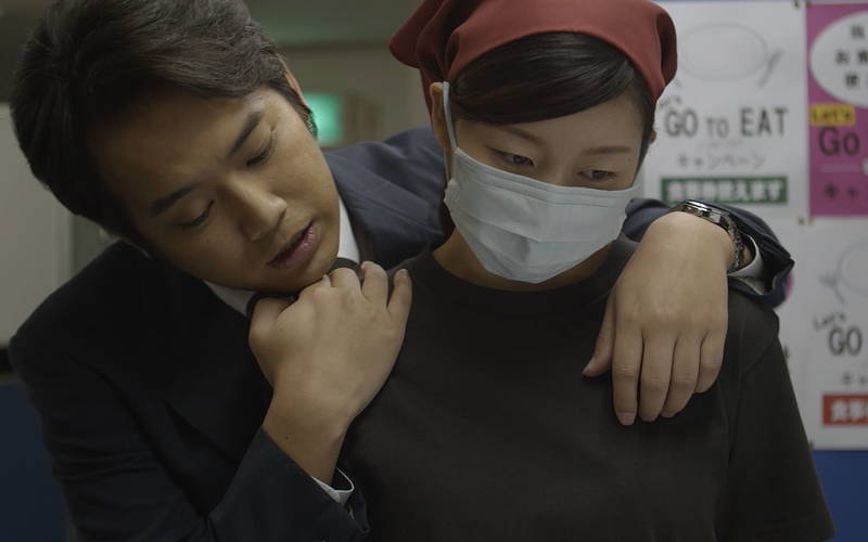 板谷由夏、飲食店のゴミをあさって食べる姿　「夜明けまでバス停で」場面写真