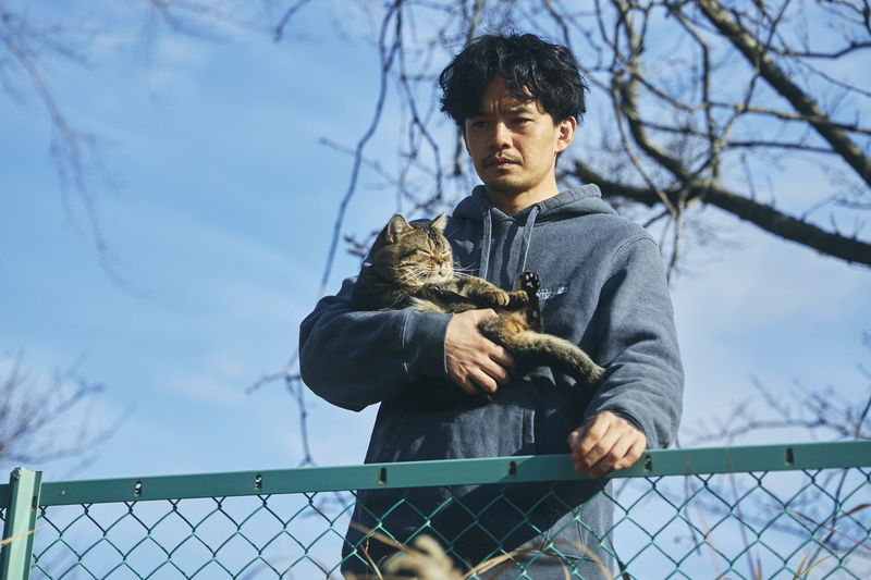 皆川猿時が猫の姿で大あくび　池松壮亮の相棒猫が見せる裏の顔　「季節のない街」本編映像