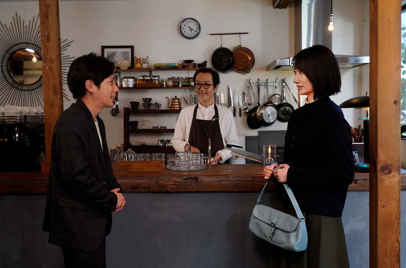 二宮和也と波瑠が見せる愛　週に一度のデート　手をつなごうとする姿も　「アナログ」場面写真