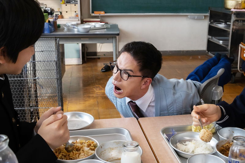 市原隼人　エビぞりダイブ＆くねくね姿　「おいしい給食 Road to イカメシ」最新作場面写真