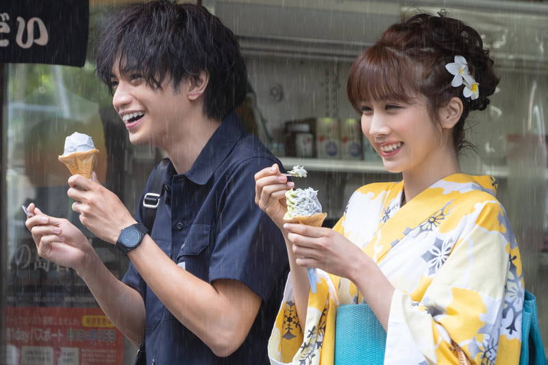 中島健人＆松本穂香　浴衣夏祭りデート　はかない恋の1ページ　「桜のような僕の恋人」場面写真