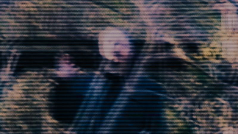 行方不明の妹のもとに届いたビデオテープ こちらに手を振る謎の男 「シェルビー・オークス」場面写真