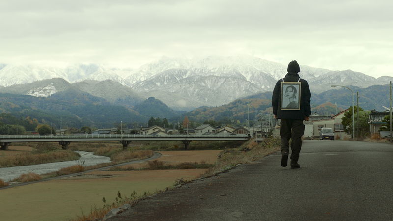 ワクチン接種後に妻を亡くした男　遺影が“奇跡の一枚”になり、“反ワクの象徴”に　「#拡散」本予告