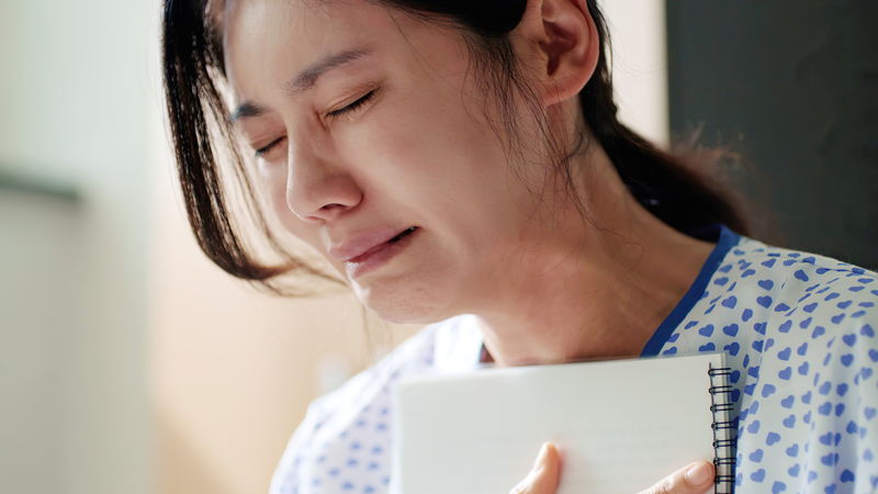 2年分の記憶を失った妻が号泣　スマホを疑惑の表情で見る姿も　「あなたが眠る間」場面写真