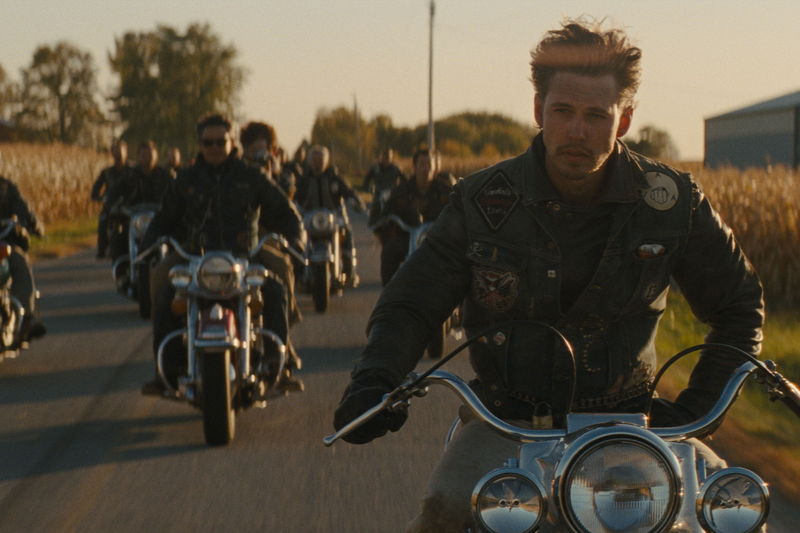 Ａ・バトラーやＴ・ハーディ　友情を感じさせるリラックスした表情　「ザ・バイクライダーズ」場面写真