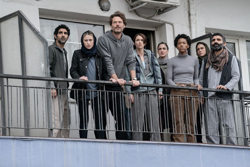 エヴァ・グリーン 鋭い眼光で銃を構える殺気に満ちた姿 「ダーティ・エンジェルズ」場面写真