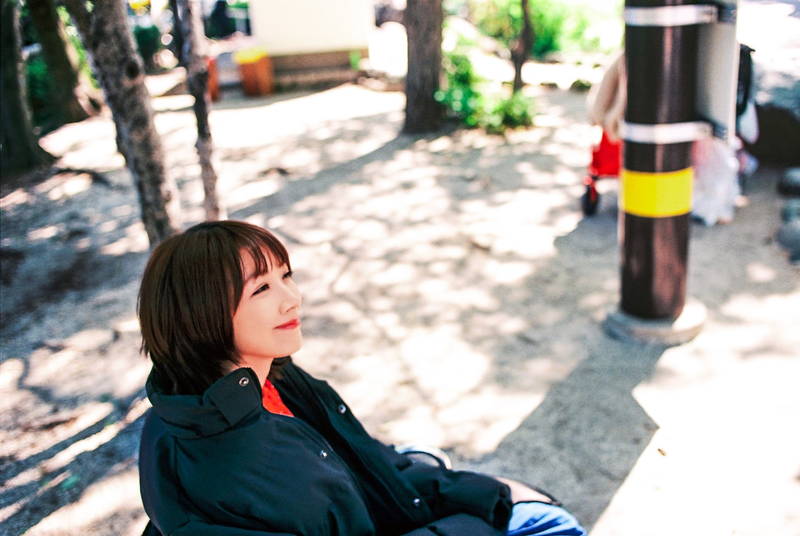 中島健人と松本穂香　ジャングルジムにつかまり自然な笑顔　「桜のような僕の恋人」オフショット