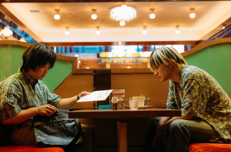 闇ビジネス”仕事中”の北村匠海＆林裕太　恋人の前で見せる綾野剛の柔和な表情　「愚か者の身分」場面写真