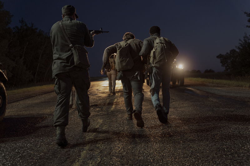 命懸けでひたすら歩き続ける少年たち　止まったら即死のデスレース　「ロングウォーク」公開日決定