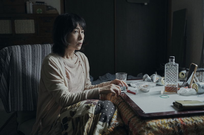 村長として豪腕を振るう古田新太　権力をかさに好き放題の一ノ瀬ワタル　「ヴィレッジ」場面写真