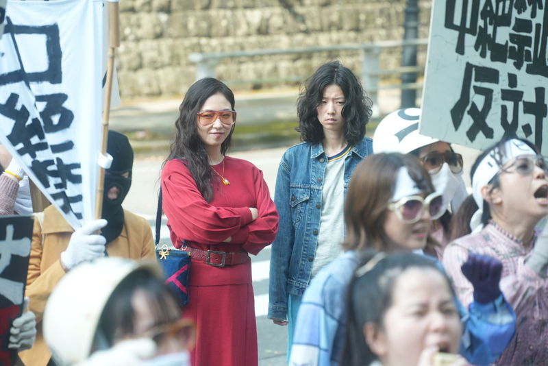 MEGUMI　力強くこぶしを挙げる姿　腕を組んで余裕の笑みも　「FUJIKO」場面写真