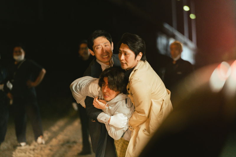 復讐相手に襲いかかる若葉竜也　不敵な笑みの伊勢谷友介　「ペナルティループ」場面写真