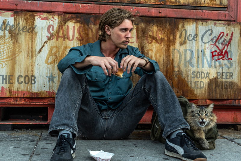 オースティン・バトラー ダヤ人マフィアから精神的に脅迫される姿 「コート・スティーリング」場面写真