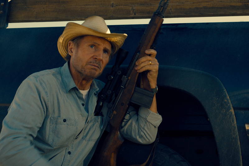 「ナメるなよ！」　リーアム・ニーソンが、おびえる母子のためにライフル連射　「マークスマン」本編映像