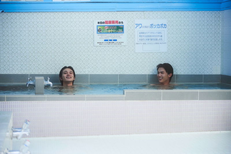 北村匠海＆中川大志　友人の葬儀で見せる悲しみ、銭湯で見せる笑顔　「スクロール」場面写真