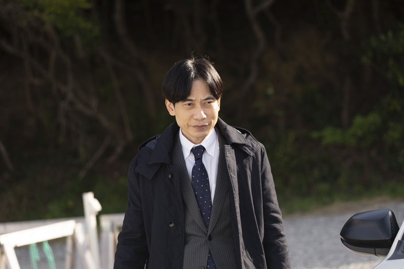 鋭い目つきの板倉俊之　不気味にもとれる笑顔の浜野謙太　阿部寛とりまく人々　「俺ではない炎上」場面写真