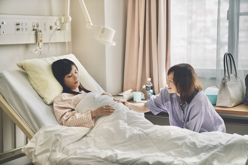 芳根京子 ウェディングドレス姿で笑顔 体が入れ替わったままの結婚 「君の顔では泣けない」場面写真