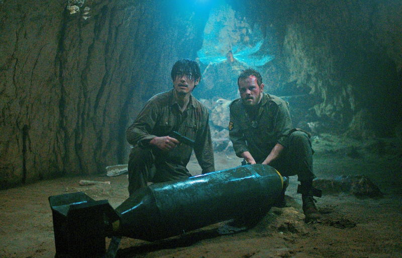 ディーン・フジオカの前に半魚人が出現　鎖でつながれたイギリス兵とサバイバル　「オラン・イカン」予告