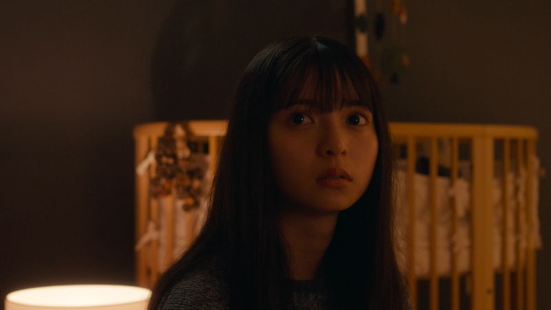 齋藤飛鳥　薄暗い部屋で放心状態の姿　草木に触れて穏やかな表情も　「サイド バイ サイド」場面写真