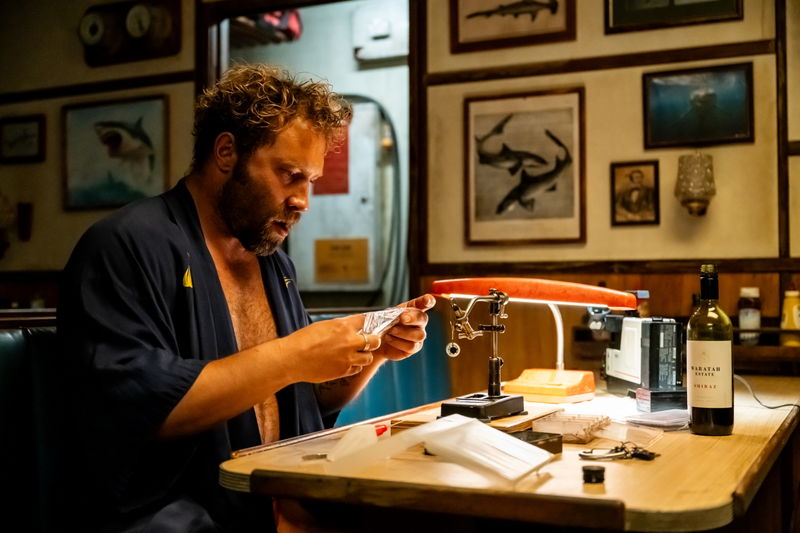 サメ映画＋サイコパスな船長　カンヌでプレミア上映　「デンジャラス・アニマルズ 絶望海域」予告