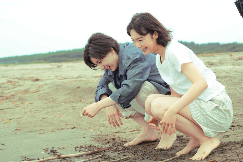 京本大我＆古川琴音が見せるデート姿　海での笑顔　一緒にポラロイド写真　「言えない秘密」場面写真