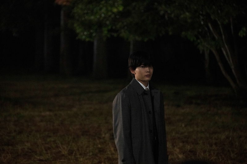 長尾謙杜　”現代の若者の態度や考え方を表現している青年”を演じる　「俺ではない炎上」場面写真